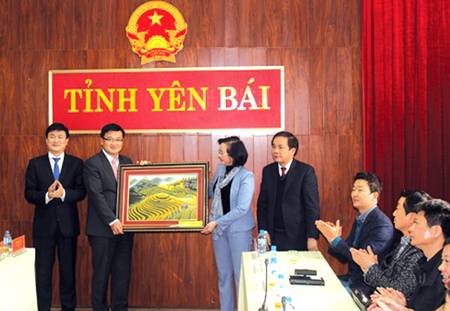 Chủ tịch UBND tỉnh Phạm Thị Thanh Trà tặng bức tranh Danh thắng quốc gia Ruộng bậc thang Mù Cang Chải cho đoàn công tác Đại sứ Hàn Quốc.