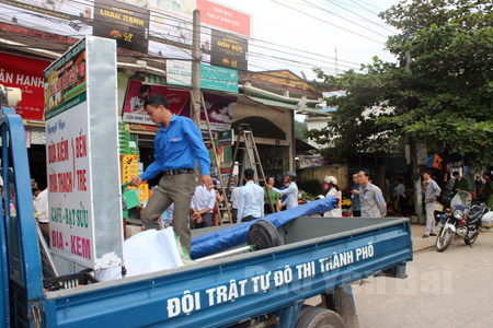 Giải tỏa vi phạm hành lang an toàn giao thông khu vực cổng chợ phường Đồng Tâm.
