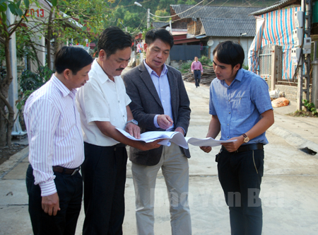 Lãnh đạo huyện Trạm Tấu giám sát việc thực hiện các chương trình, dự án phát triển kinh tế, xã hội.