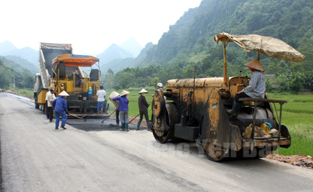 Công nhân Công ty cổ phần Xây dựng Giao thông Yên Bái thi công tuyến đường Khánh Hòa - Minh Xuân, huyện Lục Yên.