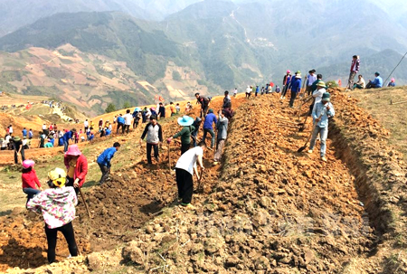 ĐVTN tham gia công trình tình nguyện mở mới 2 ha ruộng nước tại thôn Mù Cao,  xã Bản Mù.