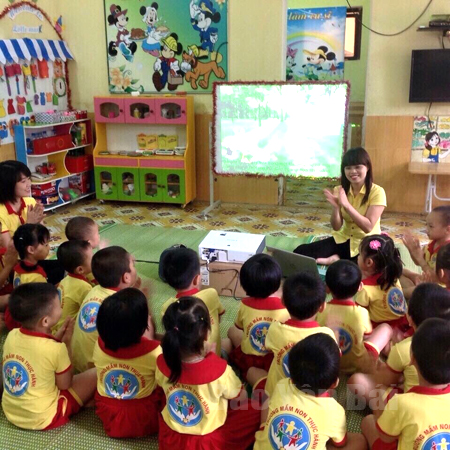Cô giáo Nguyễn Thị Phương Mai trong một giờ lên lớp có ứng dụng công nghệ thông tin vào bài giảng.