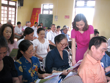 Cán bộ phường Hồng Hà (thành phố Yên Bái) phát tài liệu tuyên truyền pháp luật về bầu cử đại biểu HĐND các cấp cho đội ngũ cán bộ khu dân cư.