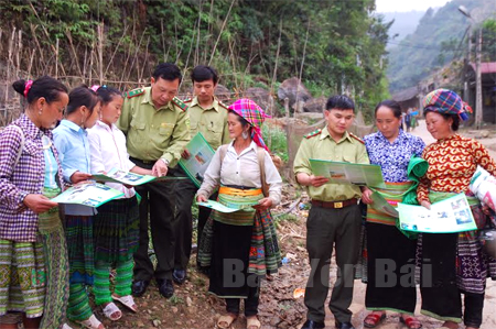 Cán bộ Hạt Kiểm lâm huyện Trạm Tấu tuyên truyền, vận động phụ nữ Mông không đốt nương rẫy vào những ngày thời tiết nắng nóng, gió to.