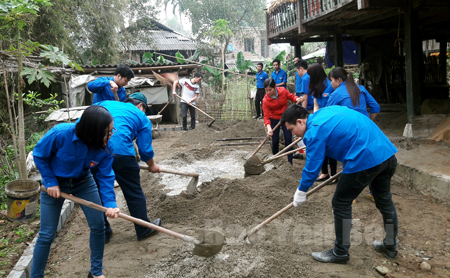 Đoàn viên thanh niên thị xã Nghĩa Lộ thực hiện công trình, phần việc thanh niên vì cộng đồng.