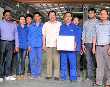 Đồng chí Vương Văn Bằng (đứng giữa) thăm và tặng quà cán bộ, công nhân Công ty TNHH Đá cẩm thạch R.K Việt Nam.