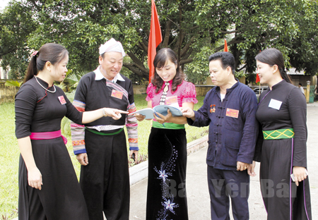 Cán bộ người dân tộc thiểu số huyện Văn Chấn trao đổi về công tác dân tộc bên lề Đại hội Đảng bộ huyện lần thứ XX.
(Ảnh: Vũ Đồng)