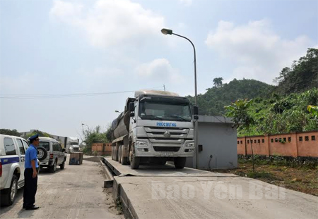 Đoàn công tác kiểm tra tình hình hoạt động tại cân kiểm tra tải trọng phương tiện của Công ty cổ phần Xi măng Yên Bình.