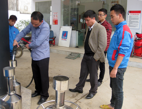 Cán bộ Chi cục Tiêu chuẩn Đo lường Chất lượng kiểm tra phương tiện đo trong kinh doanh xăng dầu ở thành phố Yên Bái.