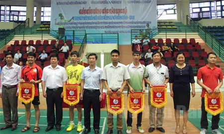 Ban tổ chức trao cờ lưu niệm cho các đoàn vận động viên tham dự Giải.
