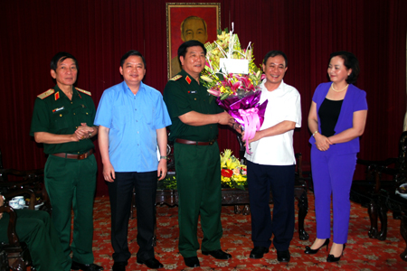 Các đồng chí lãnh đạo tỉnh tặng hoa chúc mừng Trung tướng Dương Đức Hòa - Tư lệnh quân khu II.

