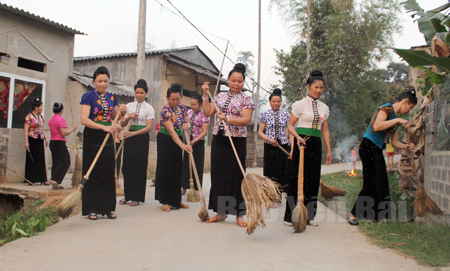 Hoạt động của Câu lạc bộ “Phụ nữ với công tác VSMT” của Hội Phụ nữ phường Tân An (thị xã Nghĩa Lộ) giúp các tuyến đường trên địa bàn luôn sạch đẹp.
