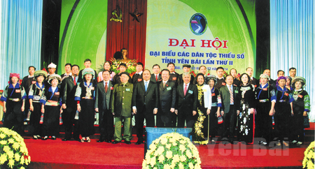 Các đồng chí lãnh đạo Đảng, Nhà nước, Quốc hội và lãnh đạo tỉnh dự Đại hội đại biểu các dân tộc thiểu số tỉnh Yên Bái lần thứ II.