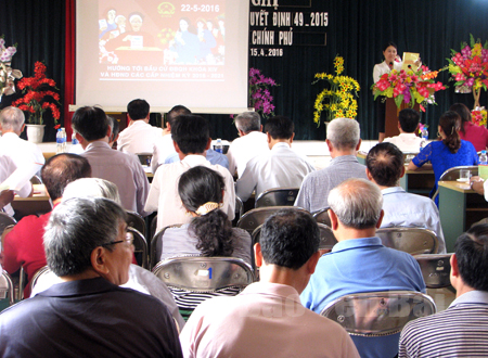 Báo cáo viên pháp luật Sở Tư Pháp tuyên truyền pháp luật về bầu cử tại phường Hồng Hà, thành phố Yên Bái.
