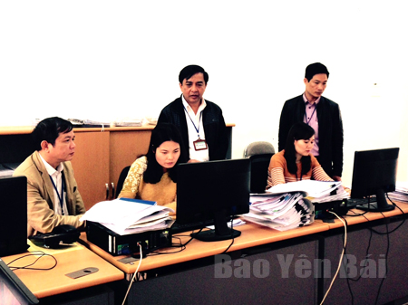 Lãnh đạo Chi cục Thuế huyện Văn Chấn đôn đốc cán bộ trong đơn vị thực hiện tốt cải cách thủ tục hành chính.
