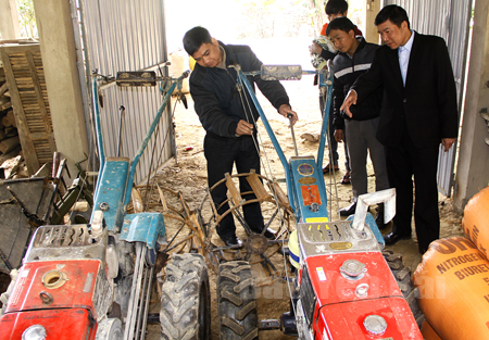 Lãnh đạo xã Sơn A (Văn Chấn) kiểm tra máy móc nông cụ được hỗ trợ từ Chương trình 135 cho người dân.
(Ảnh: Vũ Đồng)