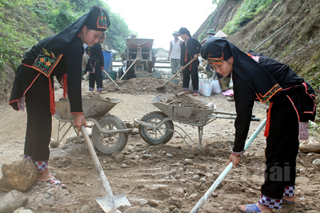 Nhân dân xã Đại Sơn (Văn Yên) tham gia bê tông hóa đường giao thông nông thôn.
