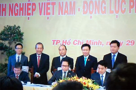 Lễ ký cam kết về việc tạo môi trường kinh doanh tốt nhất cho doanh nghiệp ở địa bàn thành phố Hà Nội và thành phố Hồ Chí Minh với VCCI.