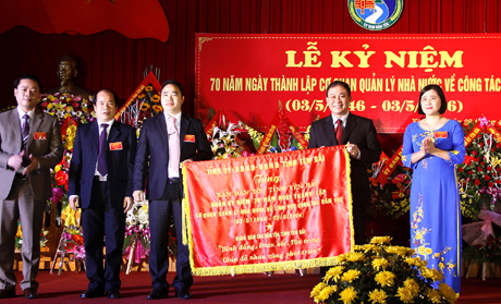 Đồng chí Phạm Duy Cường - Bí thư Tỉnh ủy trao bức cờ thêu mang dòng chữ 
