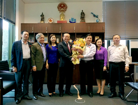 Các đồng chí trong Đoàn đại biểu Quốc hội khóa XIII tỉnh Yên Bái tặng hoa chúc mừng đồng chí Phùng Quốc Hiển đắc cử Phó Chủ tịch Quốc hội.