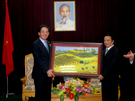 Đồng chí Hoàng Xuân Nguyên - Phó chủ tịch UBND tỉnh tặng quà lưu niệm Đoàn công tác nước CHND Trung Hoa.