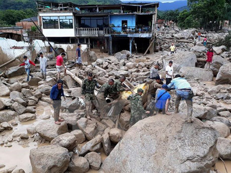 Binh sỹ Colombia chuyển thi thể nạn nhân khỏi khu vực lở đất ở Mocoa ngày 1/4.
