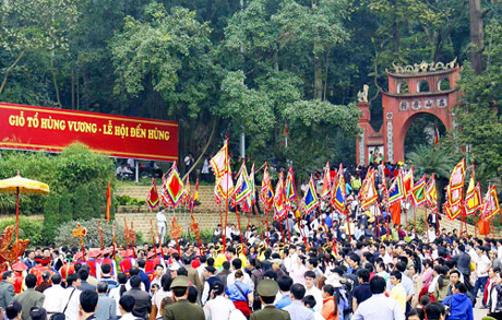Giỗ Tổ Hùng Vương - Lễ hội Đền Hùng luôn thu hút được đông đảo du khách thập phương.
