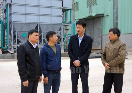 Đồng chí Nguyễn Thế Phước - Bí thư Huyện ủy Trấn Yên (thứ hai bên phải) cùng lãnh đạo xã Báo Đáp trao đổi với lãnh đạo Nhà máy Chế biến GRAPHITE Yên Bái đóng chân tại địa phương.
