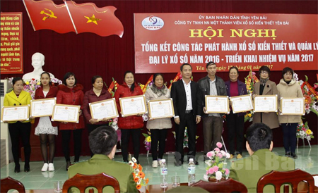 Đồng chí Nguyễn Duy Tuyên - Chủ tịch Hội đồng Quản trị, kiêm Giám đốc Công ty, Bí thư Chi bộ trao thưởng cho các đại lý làm tốt công tác phát hành XSKT năm 2016.
