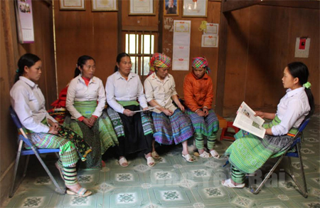 Chi hội Phụ nữ bản Tà Xùa, xã Bản Công, huyện Trạm Tấu trao đổi kinh nghiệm trong thực hiện chính sách dân số - kế hoạch hoá gia đình.