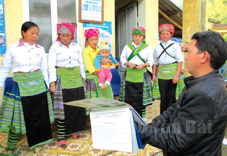 Cán bộ dân số huyện Trạm Tấu tuyên truyền các biện pháp tránh thai hiện đại tới phụ nữ dân tộc Mông.