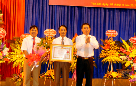 Thừa ủy quyền của Chủ tịch nước, đồng chí Nguyễn Văn Khánh – Phó Chủ tịch UBND tỉnh trao Huân chương Lao động hạng Nhì cho Liên minh HTX tỉnh
