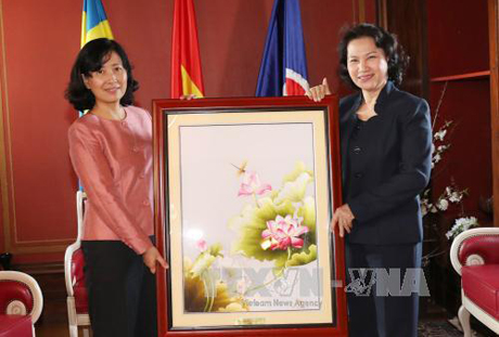 Chủ tịch Quốc hội Nguyễn Thị Kim Ngân đến thăm và tặng quà cán bộ, nhân viên  Đại sứ quán Việt Nam tại Thụy Điển.