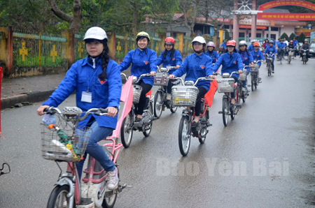 Lực lượng đoàn viên thanh niên tỉnh Yên Bái hưởng ứng Ngày Môi trường thế giới và Chiến dịch Giờ trái đất.