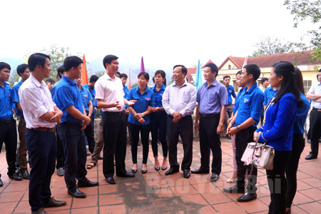 Lãnh đạo Huyện ủy, UBND huyện Văn Yên trao đổi với các đoàn viên thanh niên về vấn đề khởi nghiệp.