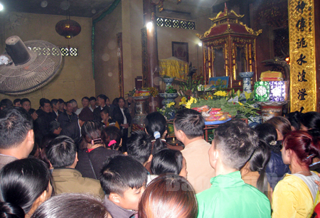 Du khách thập phương du xuân, chiêm bái đền Đông Cuông trong dịp lễ hội xuân năm 2017.