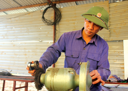 Thượng úy Nguyễn Tiến Dũng luôn tìm tòi nghiên cứu cải tiến kỹ thuật.