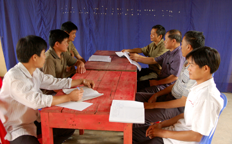 Học và làm theo Bác, người dân Khánh Thiện bàn bạc, thống nhất mục tiêu làm đường giao thông nông thôn. Ảnh MQ