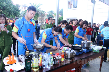 Một buổi thi nấu ăn do Hội Phụ nữ Công an tỉnh tổ chức thu hút đông đảo cán bộ, chiến sỹ tham gia.