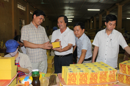Lãnh đạo Đảng ủy Khối Doanh nghiệp tỉnh trao đổi công việc sản xuất kinh doanh với các doanh nghiệp.