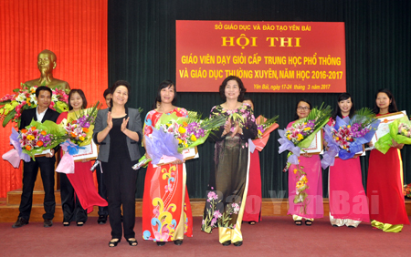 Cô giáo Thiều Thị Thu Dung (giữa) nhận giải Nhất của Hội thi giáo viên dạy giỏi cấp THPT và Giáo dục thường xuyên tỉnh năm 2017.