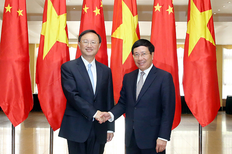 Phó Thủ tướng, Bộ trưởng Bộ Ngoại giao Phạm Bình Minh và Ủy viên Quốc vụ Trung Quốc Dương Khiết Trì.