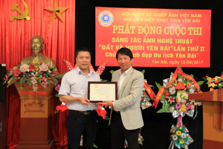 Nhà báo, Nghệ sĩ nhiếp ảnh Vũ Quốc Khánh - Chủ tịch Hội nghệ sĩ nhiếp ảnh Việt Nam trao Quyết định bảo trợ cuộc thi cho Hội Liên hiệp VHNT Yên Bái.