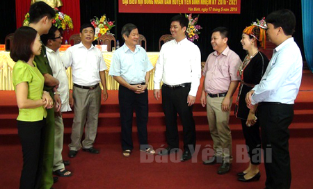 Các đồng chí lãnh đạo huyện Yên Bình trao đổi với cán bộ đảng viên Đảng bộ thị trấn Yên Bình về triển khai thực hiện Nghị quyết Trung ương 4 (khóa XII) về xây dựng, chỉnh đốn Đảng.