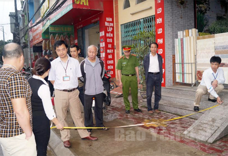 Đoàn công tác phường Yên Ninh, thành phố Yên Bái đo đạc, xác định hành lang vỉa hè trên đường Điện Biên.
