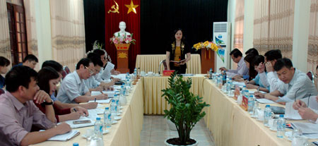 Đồng chí Cao Thị Xuân - Phó Chủ tịch Hội đồng Dân tộc Quốc hội phát biểu kết luận giám sát tại huyện Văn Chấn.
