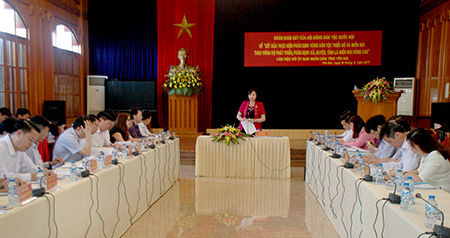 Đồng chí Cao Thị Xuân - Phó Chủ tịch Hội đồng Dân tộc Quốc hội phát biểu kết luận buổi giám sát tại tỉnh Yên Bái