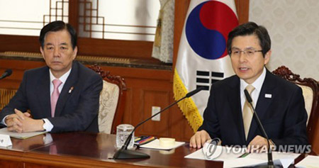 Quyền Tổng thống Hàn Quốc Hwang Kyo-ahn (phải) phát biểu trong cuộc họp Nội các sáng 40/4/2017.