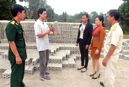 Cơ sở sản xuất gạch bê tông của gia đình ông Bùi Văn Vi, thôn 3 có thu nhập trên 100 triệu đồng/năm.