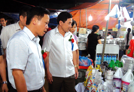Các đồng chí lãnh đạo huyện tham quan gian hàng tại phiên chợ.
